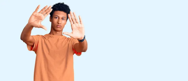 身穿休闲装的年轻的非洲裔美国人 用手和手指头 镜头透视画框 — 图库照片