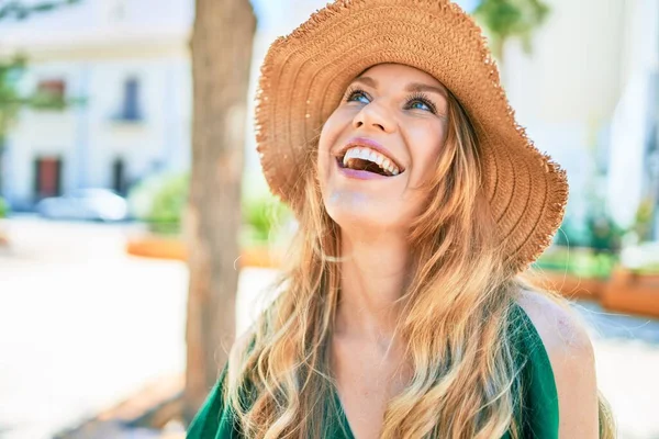 Jeune Belle Femme Blonde Vacances Portant Chapeau Été Souriant Heureux — Photo