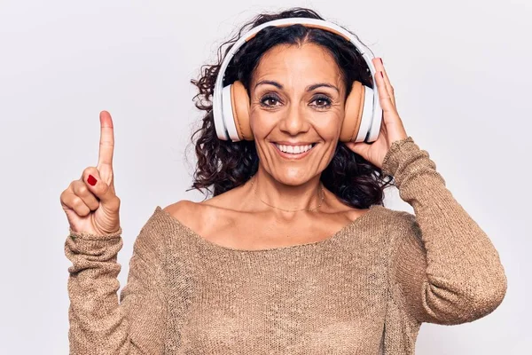 Medelålders Vacker Kvinna Lyssnar Musik Med Hörlurar Leende Med Idé — Stockfoto