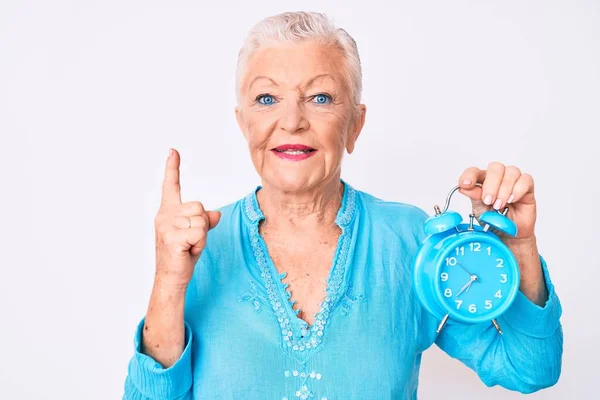 Donna Anziana Bella Con Gli Occhi Blu Capelli Grigi Che — Foto Stock