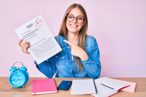 Jovem Loira Mostrando Passou Exame Sentado Mesa Sorrindo Feliz Apontando — Fotografia de Stock