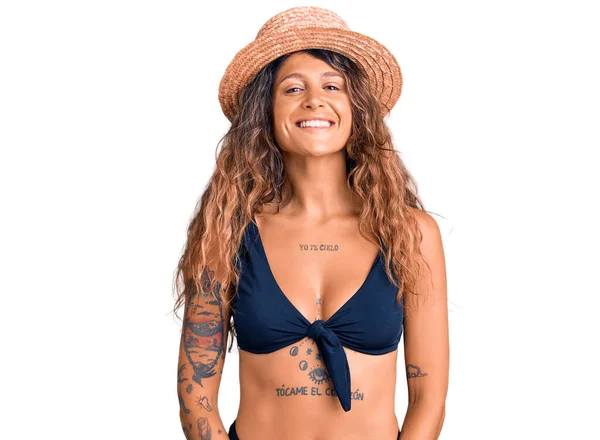 Mulher Hispânica Jovem Com Tatuagem Vestindo Biquíni Chapéu Verão Com — Fotografia de Stock