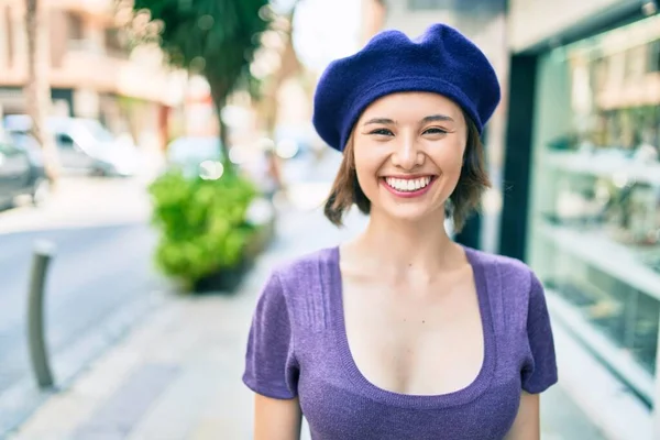 Młoda Piękna Dziewczyna Uśmiechnięta Szczęśliwa Francuskim Stylu Chodzenia Ulicy Miasta — Zdjęcie stockowe