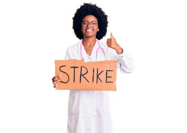 Young African American Woman Wearing Doctor Stethoscope Holding Strike Banner — Stock Photo, Image