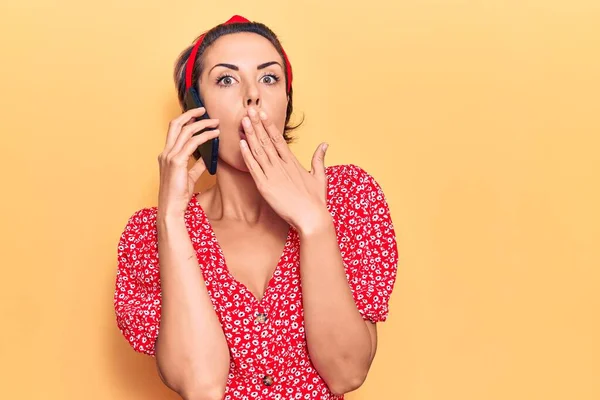 Junge Schöne Frau Gespräch Auf Dem Smartphone Mund Mit Hand — Stockfoto