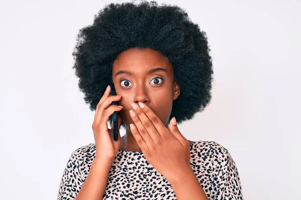 Mujer Afroamericana Joven Conversando Hablando Smartphone Cubriendo Boca Con Mano —  Fotos de Stock