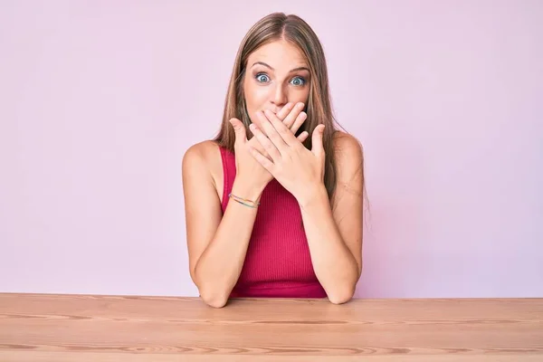 Ein Junges Blondes Mädchen Lässiger Kleidung Sitzt Auf Dem Tisch — Stockfoto