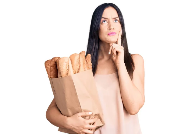 Jonge Mooie Blanke Vrouw Met Papieren Zak Met Brood Serieus — Stockfoto