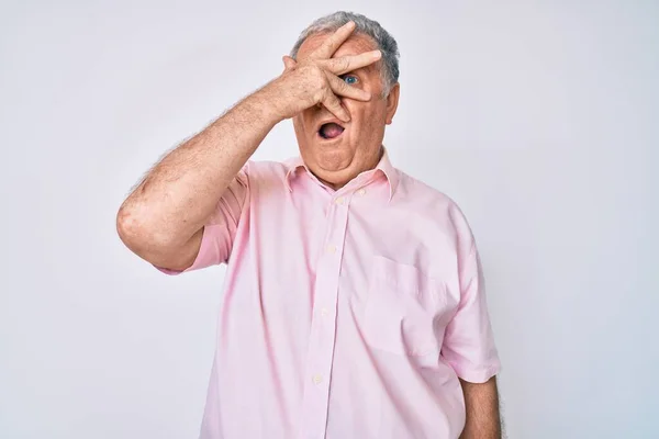 Älterer Grauhaariger Mann Lässiger Kleidung Der Schockiert Gesicht Und Augen — Stockfoto