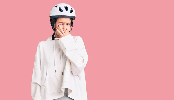 Mulher Jovem Morena Bonita Usando Capacete Bicicleta Roupas Esportivas Cheirando — Fotografia de Stock