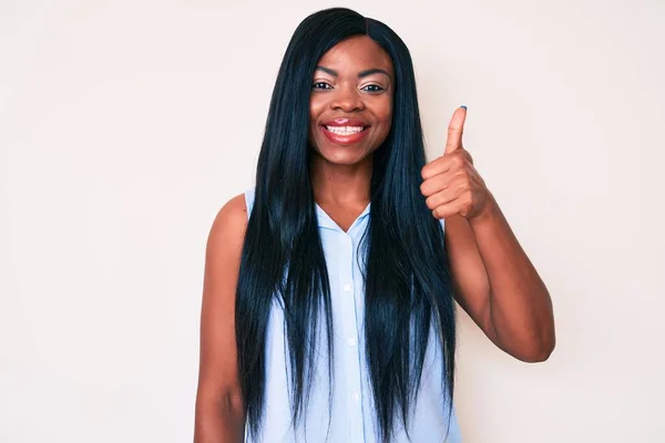 Junge Afrikanisch Amerikanische Frau Lässiger Kleidung Lächelt Glücklich Und Positiv — Stockfoto