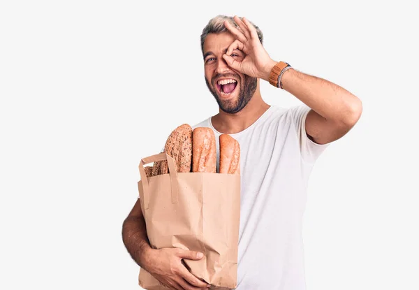 Joven Hombre Rubio Guapo Sosteniendo Bolsa Papel Con Pan Sonriendo — Foto de Stock