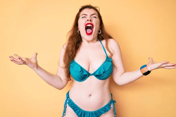 Mujer Pelirroja Joven Con Bikini Loco Loco Gritando Gritando Con — Foto de Stock