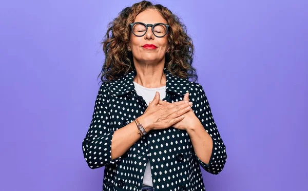 Orta Yaşlı Rahat Bir Ceket Gözlük Takan Güzel Bir Kadın — Stok fotoğraf