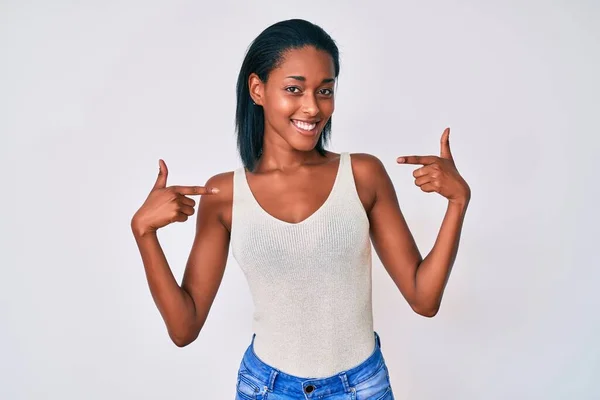 Joven Afroamericana Americana Vestida Con Ropa Casual Que Luce Confiada —  Fotos de Stock