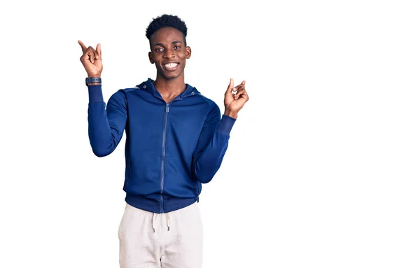 Afro Amerikalı Genç Bir Adam Spor Kıyafetleri Giyiyor Gülümsüyor Farklı — Stok fotoğraf