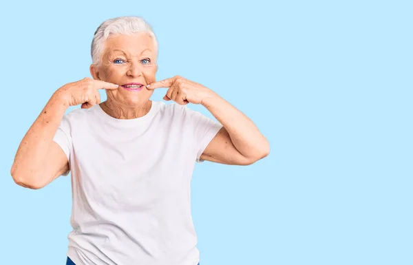 Senior Hermosa Mujer Con Ojos Azules Pelo Gris Con Camiseta — Foto de Stock