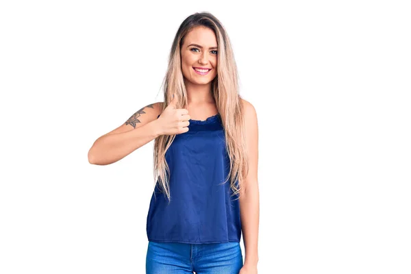 Jeune Belle Femme Blonde Portant Shirt Décontracté Sans Manches Souriant — Photo