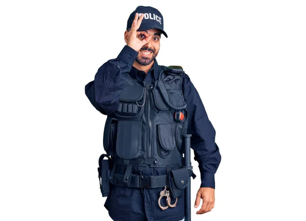 Junger Hispanischer Mann Polizeiuniform Macht Geste Mit Lächelnder Hand Auge — Stockfoto