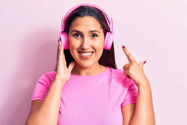 Ung Vacker Brunett Kvinna Lyssnar Musik Med Hörlurar Ler Glad — Stockfoto