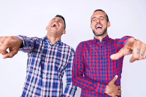 Jovem Casal Gay Dois Homens Vestindo Roupas Casuais Rindo Você — Fotografia de Stock