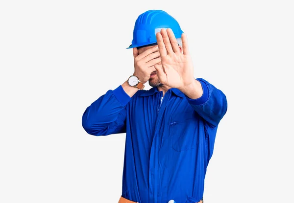 Jovem Homem Bonito Vestindo Uniforme Trabalhador Gritos Hardhat Sufocam Porque — Fotografia de Stock