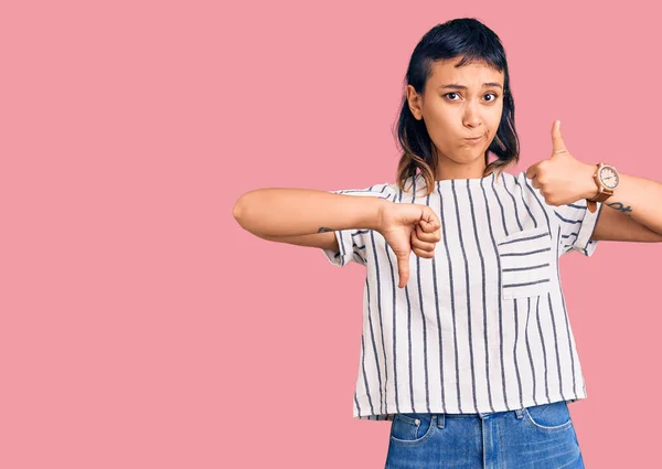 Mulher Jovem Vestindo Roupas Casuais Fazendo Polegares Para Cima Para — Fotografia de Stock