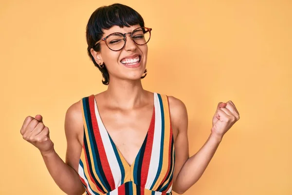 Vacker Brunett Kvinna Bär Casual Kläder Och Glasögon Mycket Glad — Stockfoto