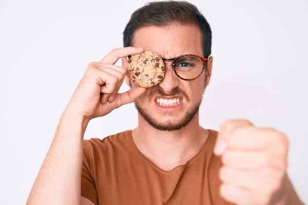 Jeune Homme Beau Tenant Cookie Agacé Frustré Criant Colère Criant — Photo