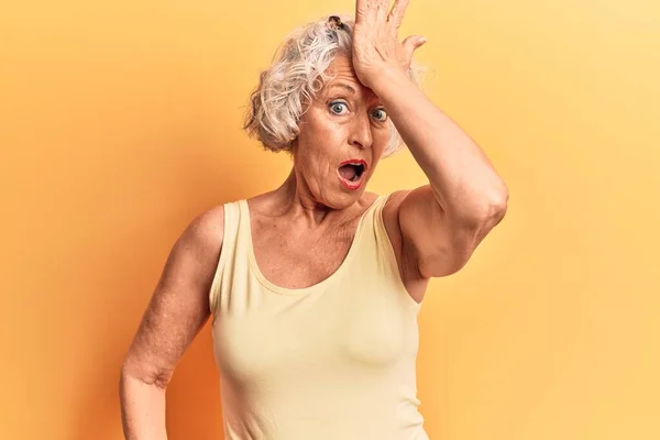 Oudere Grijsharige Vrouw Casual Kleding Verrast Met Hand Het Hoofd — Stockfoto