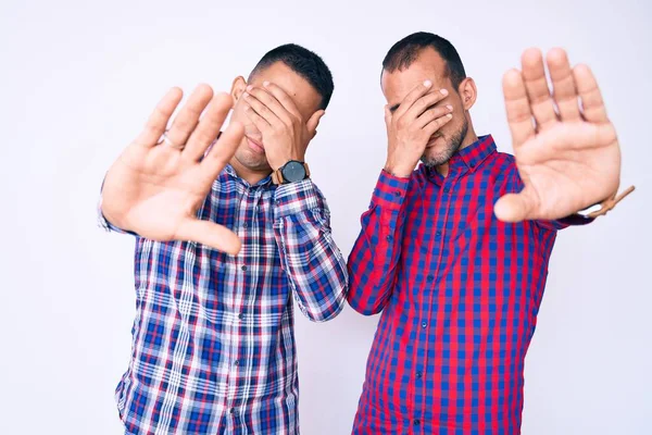 Молода Гей Пара Двох Чоловіків Носить Повсякденний Одяг Прикриваючи Очі — стокове фото