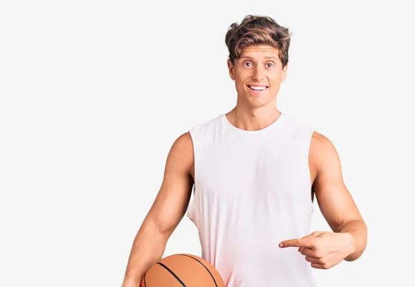 Junger Gutaussehender Mann Mit Basketballkorb Lächelt Glücklich Und Zeigt Mit — Stockfoto