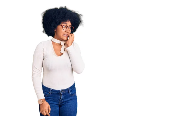 Chica Afroamericana Joven Que Usa Ropa Casual Gafas Que Ven — Foto de Stock