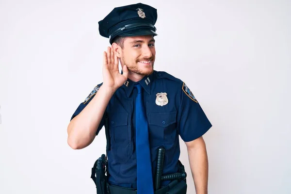 Ung Kaukasisk Man Polisuniform Som Ler Med Handen Över Örat — Stockfoto