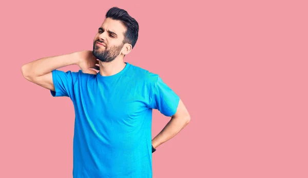 Homem Bonito Jovem Com Barba Vestindo Shirt Casual Sofrendo Lesão — Fotografia de Stock