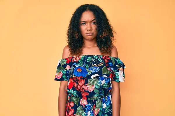 Ung Afrikansk Amerikansk Kvinna Bär Tillfälliga Kläder Skeptisk Och Nervös — Stockfoto