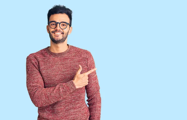 Joven Hombre Hispano Guapo Usando Suéter Invierno Gafas Alegres Con —  Fotos de Stock