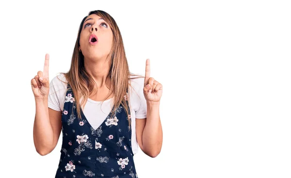 Mujer Hermosa Joven Con Vestido Floral Casual Asombrado Sorprendido Mirando —  Fotos de Stock