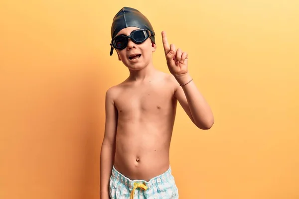 Ragazzo Biondo Carino Che Indossa Costumi Bagno Occhiali Bagno Sorridenti — Foto Stock