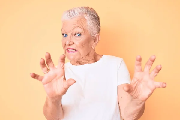 Senior Hermosa Mujer Con Ojos Azules Pelo Gris Con Camiseta —  Fotos de Stock