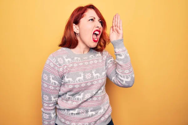 Mulher Ruiva Bonita Vestindo Camisola Natal Com Renas Sobre Fundo — Fotografia de Stock