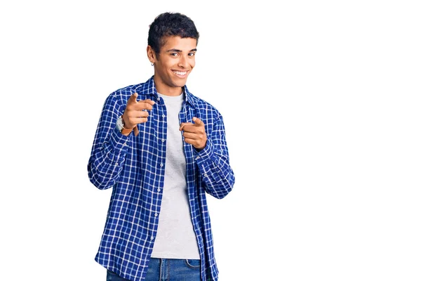 Joven Hombre Amerciano Africano Con Ropa Casual Señalando Los Dedos —  Fotos de Stock