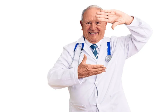 Starší Pohledný Šedovlasý Muž Lékařském Kabátě Stetoskopu Usmívá Vytváří Rámeček — Stock fotografie