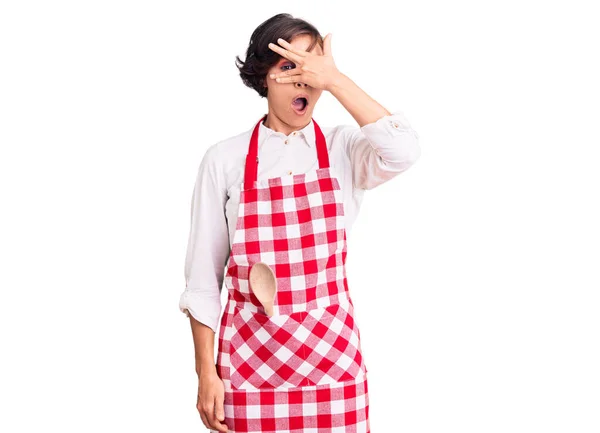 Beautiful Young Woman Short Hair Wearing Professional Cook Apron Peeking — Stock Photo, Image