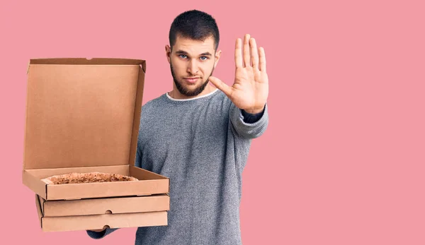 Jovem Homem Bonito Segurando Entrega Italiano Pizza Caixas Com Mão — Fotografia de Stock