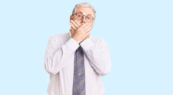 Hombre Pelo Gris Mayor Que Llevaba Ropa Negocios Sorprendió Cubriendo — Foto de Stock