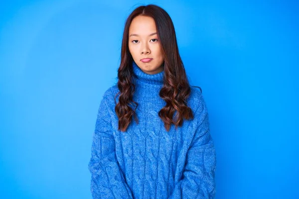 若い美しい中国の女の子は カジュアルな冬のセーターを着て落ち込んで苦痛を心配し 怒って恐れて泣いています 悲しい表情 — ストック写真