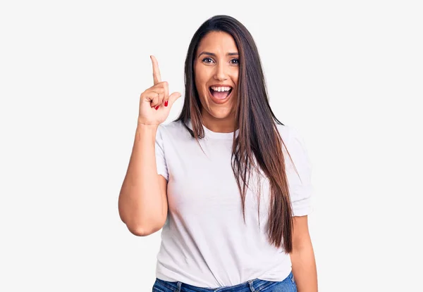 Jonge Mooie Brunette Vrouw Draagt Casual Shirt Wijzen Vinger Omhoog — Stockfoto