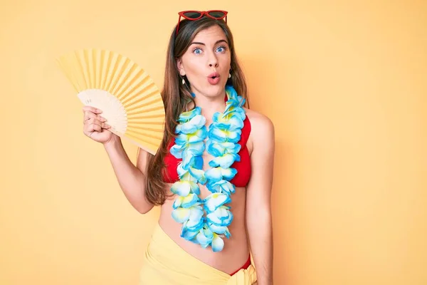 Schöne Junge Kaukasische Frau Trägt Sommerlook Und Hält Hand Fan — Stockfoto