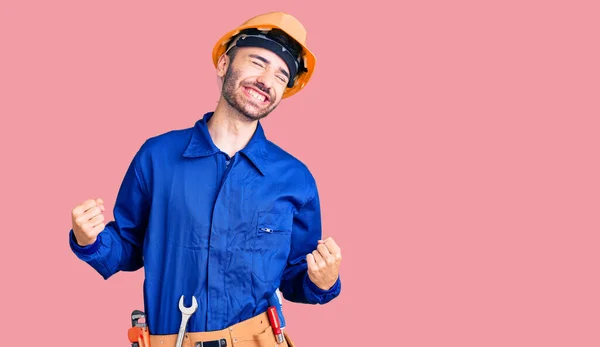 Jovem Hispânico Vestindo Uniforme Trabalhador Muito Feliz Animado Fazendo Gesto — Fotografia de Stock